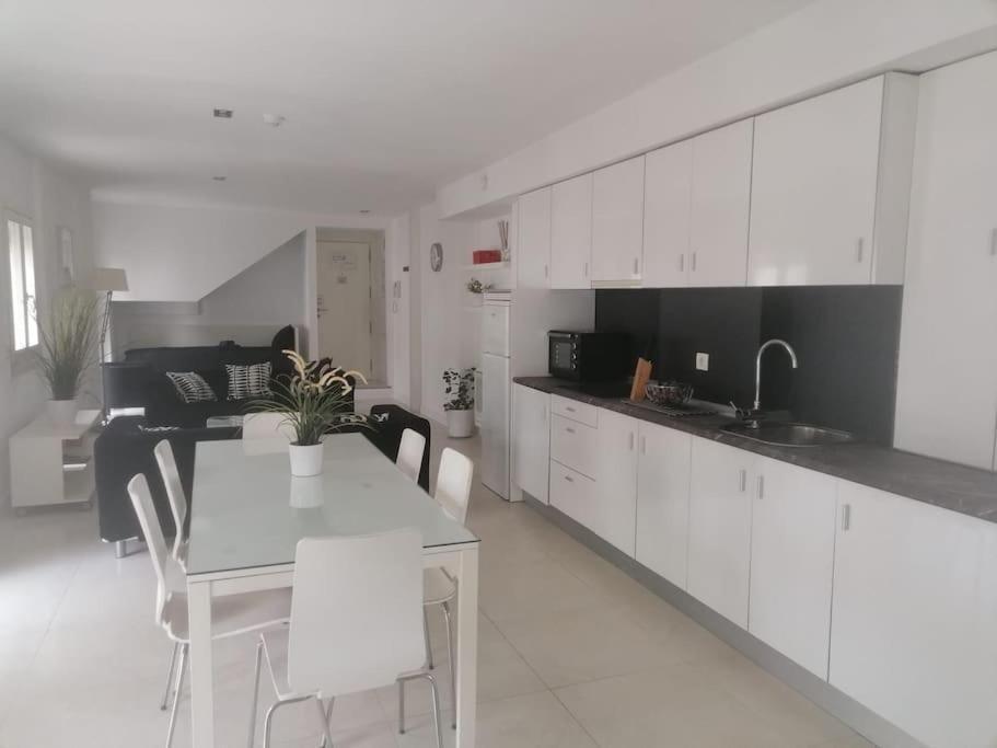 דירות גרנדה Spacious Loft / Literally At The Foot Of Alhambra מראה חיצוני תמונה